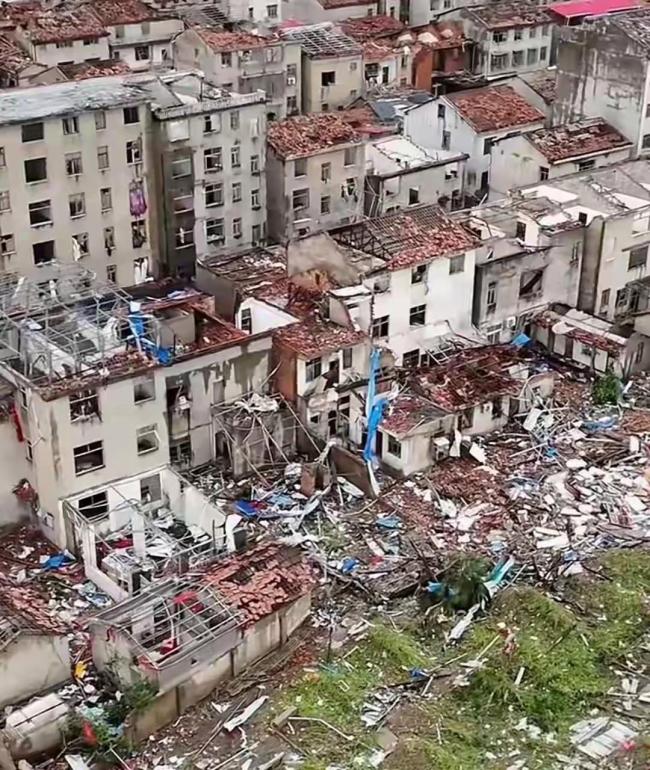 龙卷风横扫20分钟：人被卷起 家被吹空 高层住宅成重灾区