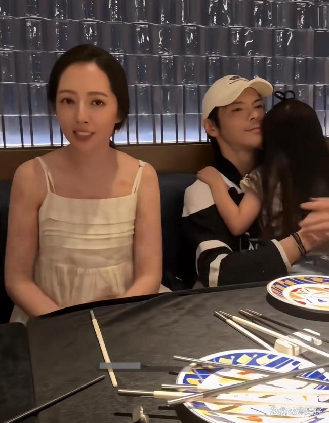 郭碧婷向佐儿子女儿近照 温馨同框打破婚变传闻