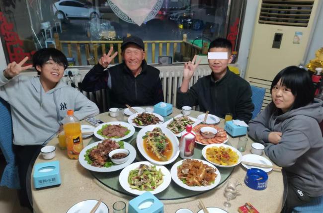 走近追还20万现金的餐馆老板 善举温暖人心