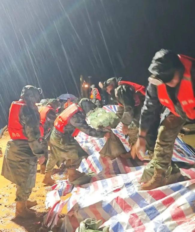 广西洪涝灾害子弟兵抢险救援 全力守护群众安全