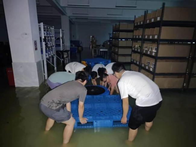 贵港一高校8000师生被洪水围困 救援进行中