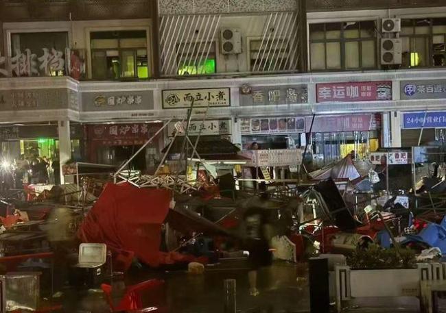 湖北宜昌一栋楼房屋顶被狂风掀飞 龙卷风袭击致严重破坏