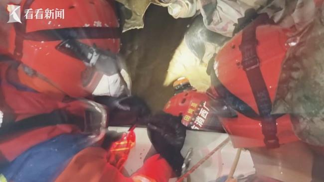 一家三口洪水中10小时狭缝求生获救 消防人员迎难而上