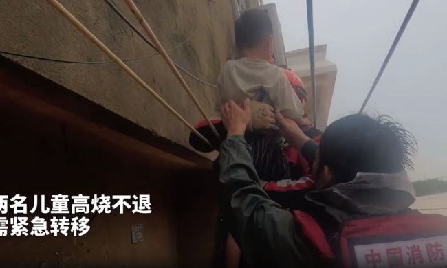 2名儿童高烧不退 消防员驾舟艇转运