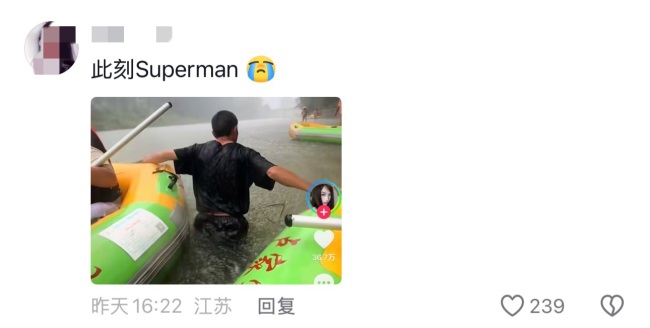 游客漂流突遇暴雨两艘皮划艇失控，护漂大叔跳入水中徒手拽回岸边