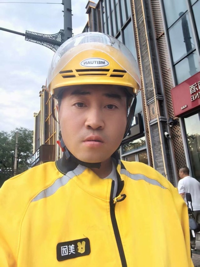 暴雨中救助孩子的“外卖侠”找到了 善举温暖人心