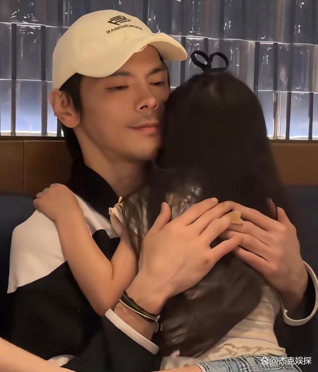 郭碧婷向佐儿子女儿近照 温馨同框打破婚变传闻