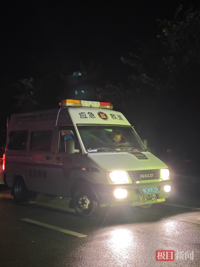 广西贵港上万名师生被困 内涝严重影响生活