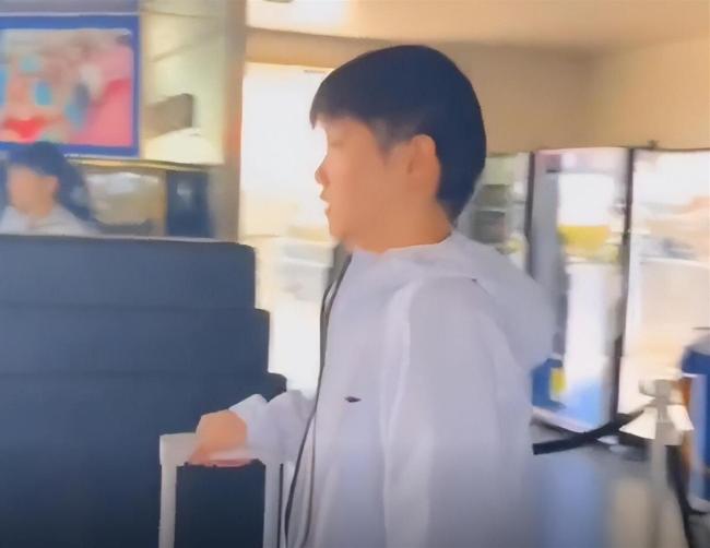 国乒回程趣事不断！王楚钦小嘴稳定发挥蛐蛐黄友政，莎莎自信带路 洛杉矶大满贯后疲惫归国