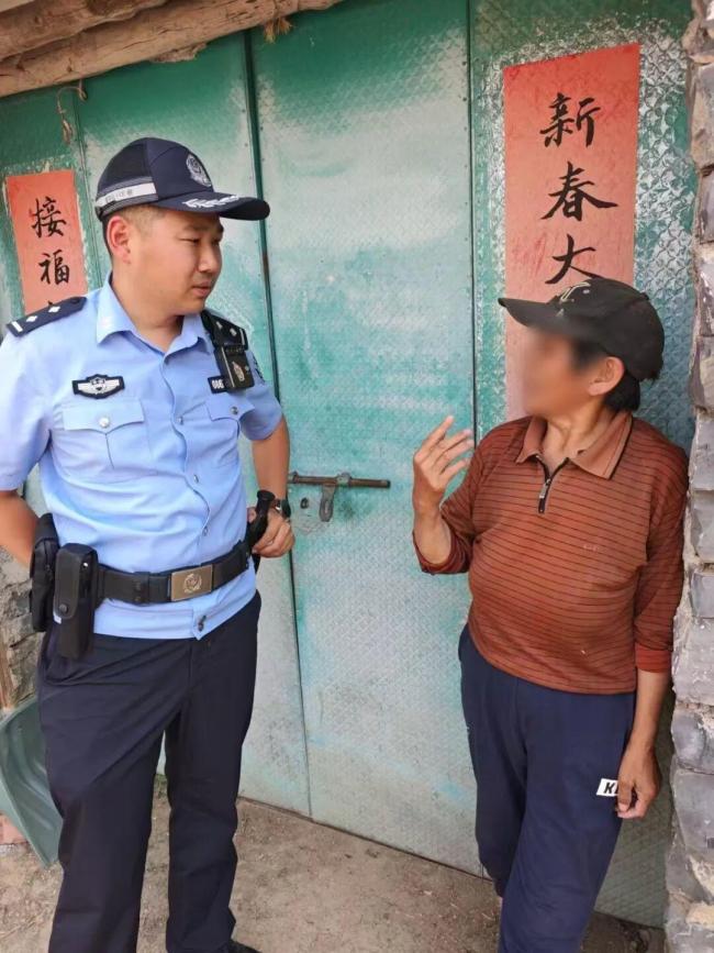 民警为救群众坠入深沟 英雄负伤保平安