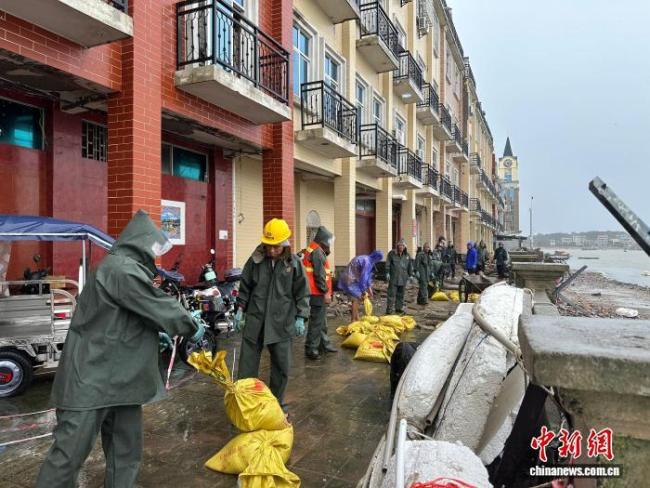 广西退役军人奋战在防汛救灾第一线 当过兵的人就该冲在最前面