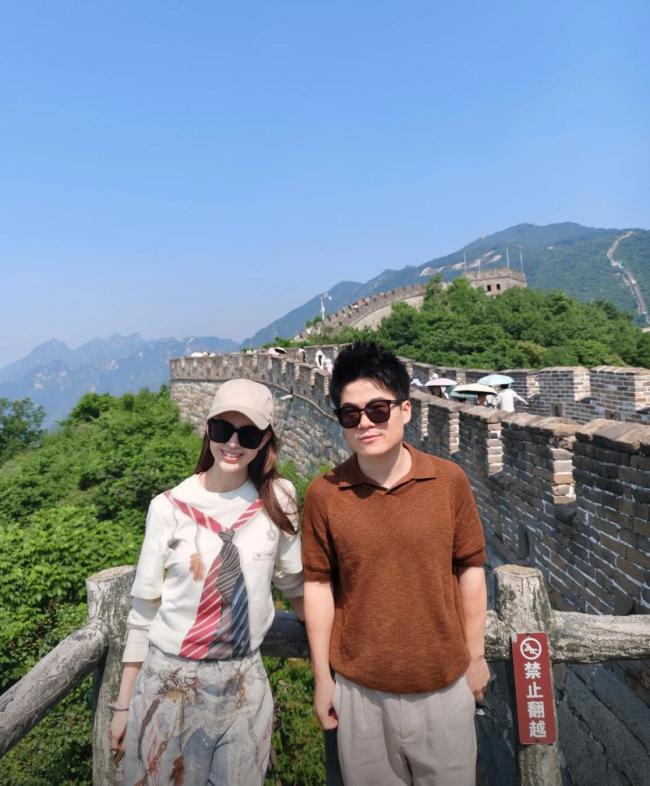 董宇辉陪昆凌和孩子们爬长城 知识追星的典范