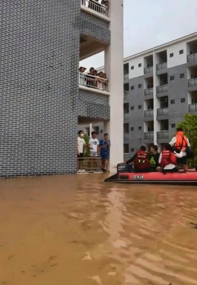 救援队自掏十来万买设备转移受困学生 两千余人已获救