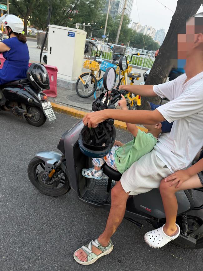 骑电动车带娃到底应该坐前面还是后面 安全隐患需重视
