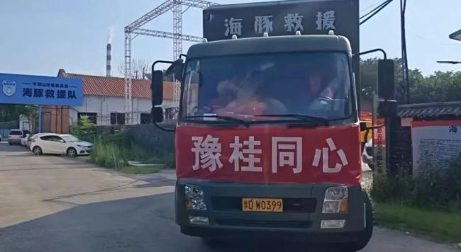河南救援队“移动厨房”开到抗洪一线 巨无霸餐车再显身手