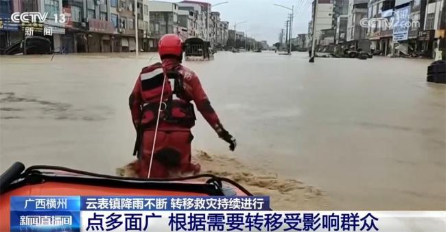 横州群众摩托车接力转运救灾物资 救援持续进行