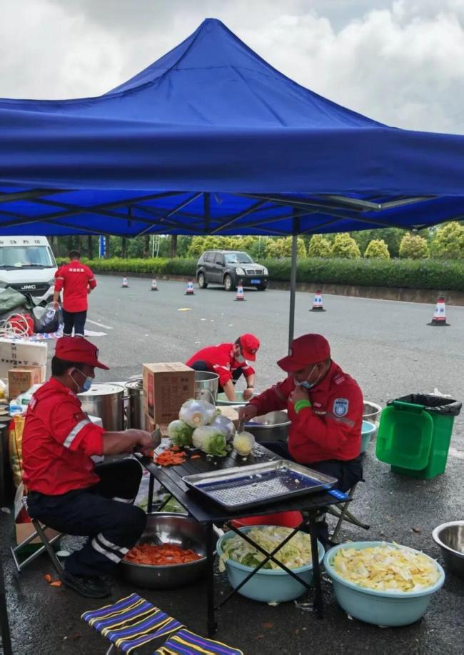 河南救援队“移动厨房”开到抗洪一线 巨无霸餐车再显身手
