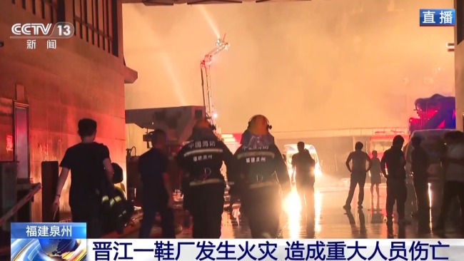 多辆救护车等待转运鞋厂火灾伤员