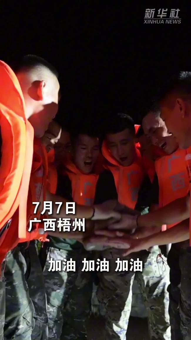 武警官兵昼夜奋战加固堤坝