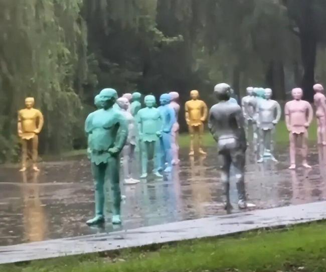 景区回应48个人形雕像游客觉得吓人 雕塑背后的故事