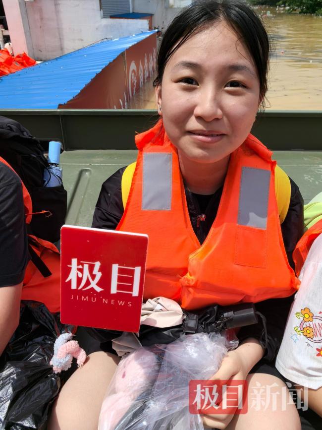 现场直击救援航母转运被困师生 应急动力舟桥显神威