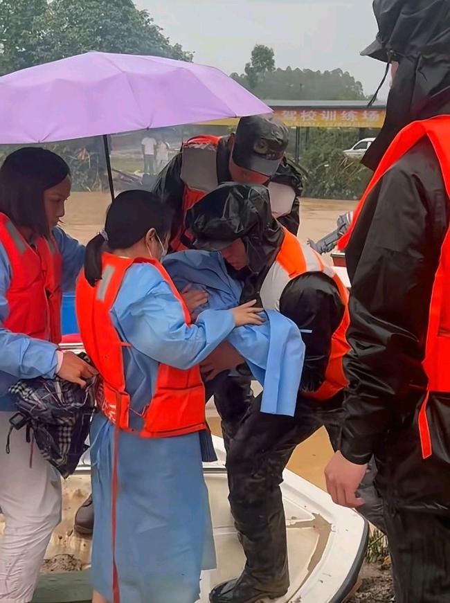 广西抗洪前线的10个感人瞬间 风雨中的温暖守护