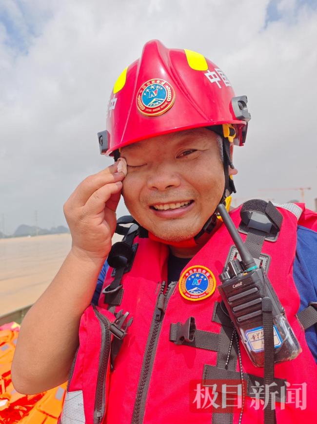 现场直击救援航母转运被困师生 应急动力舟桥显神威