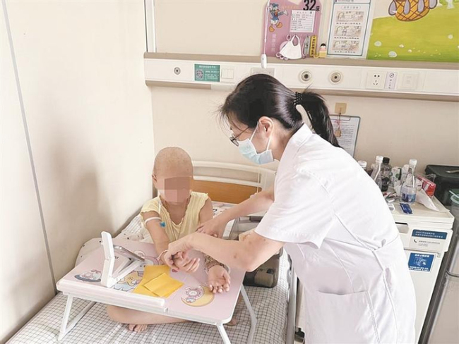 女童双手爬满“蘑菇”患罕见重症