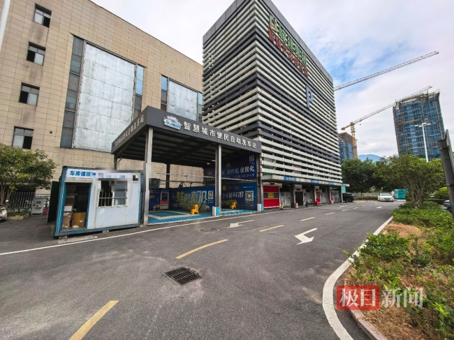 台风逼近福建宁德一车库要清空停用 车主纷纷寻找高处停车位