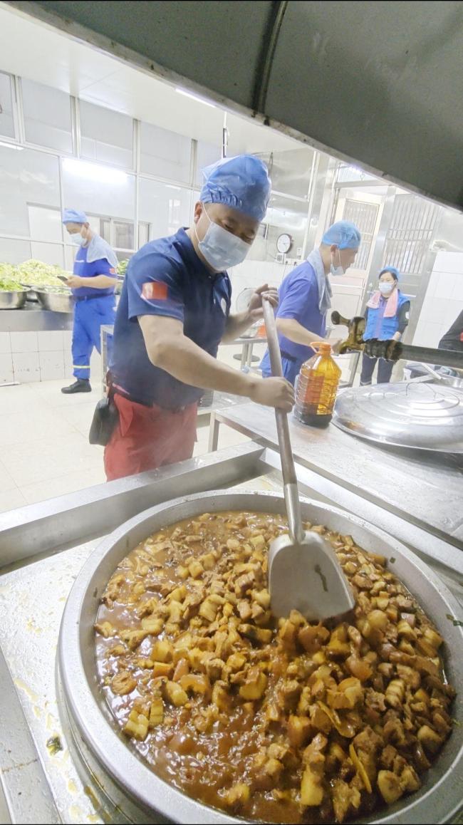 安徽志愿者驰援广西为受灾群众供餐