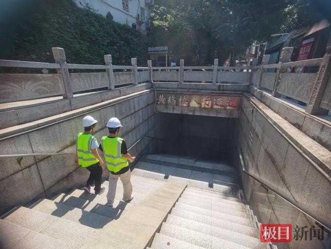 记者跟随武昌城管巡查地下通道 备战台风“巴威”保畅通