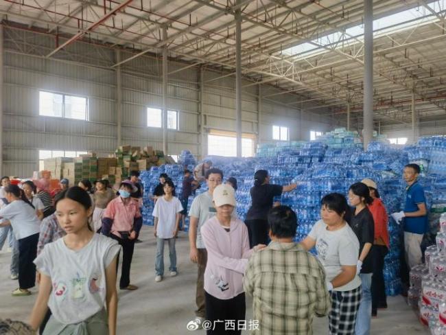 广西横州村民自制竹筏运粮 团结自救渡难关