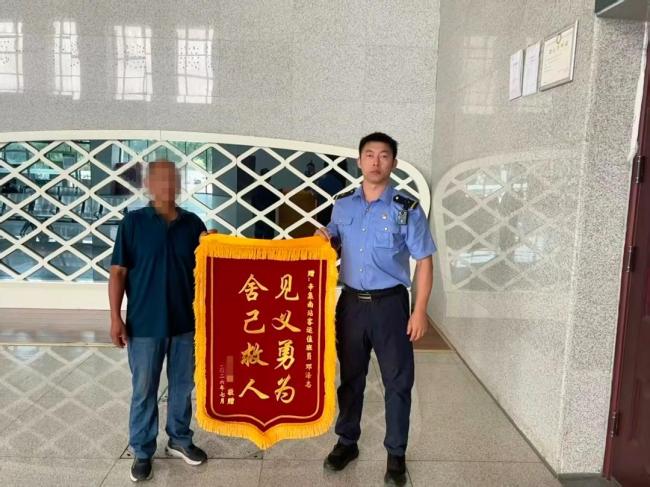 火车站客运值班员1秒钟救了2条命 危急时刻显身手
