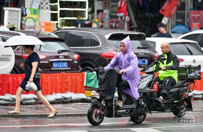 暴雨下长春撑起“安全伞” 多举措保障市民安全通行