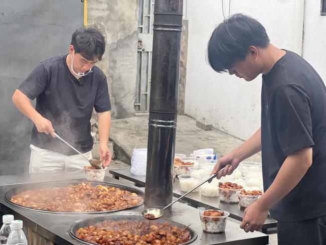 市民做200份卤肉饭送安置点工友 温情传递邻里情