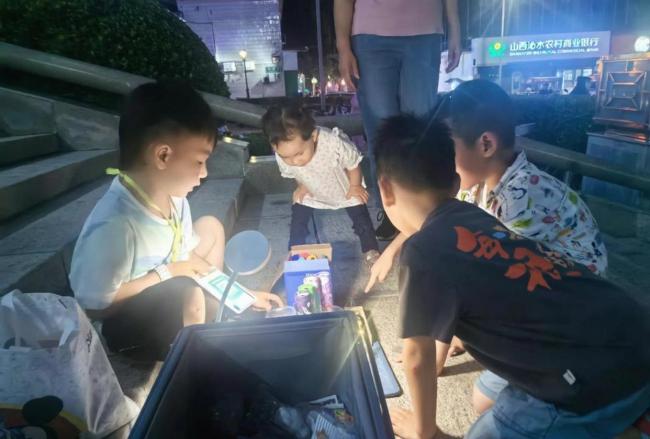 7岁男孩帮爷爷卖瓜1秒套袋让路人称奇 孝心感动众人