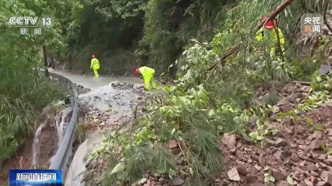 浙江丽水抢险保通进行中 全力抢修受损道路