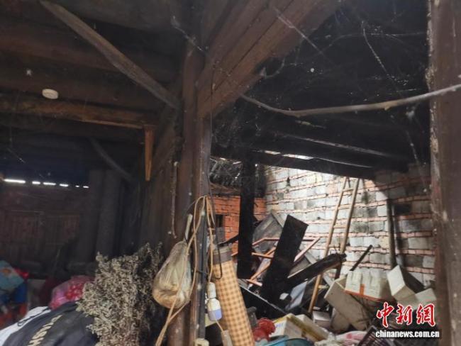 台风天独居老人被劝离老房后房屋倒塌