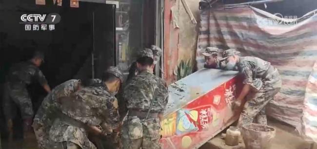 洪水退去武警官兵奋战清淤一线 加快恢复群众生活秩序