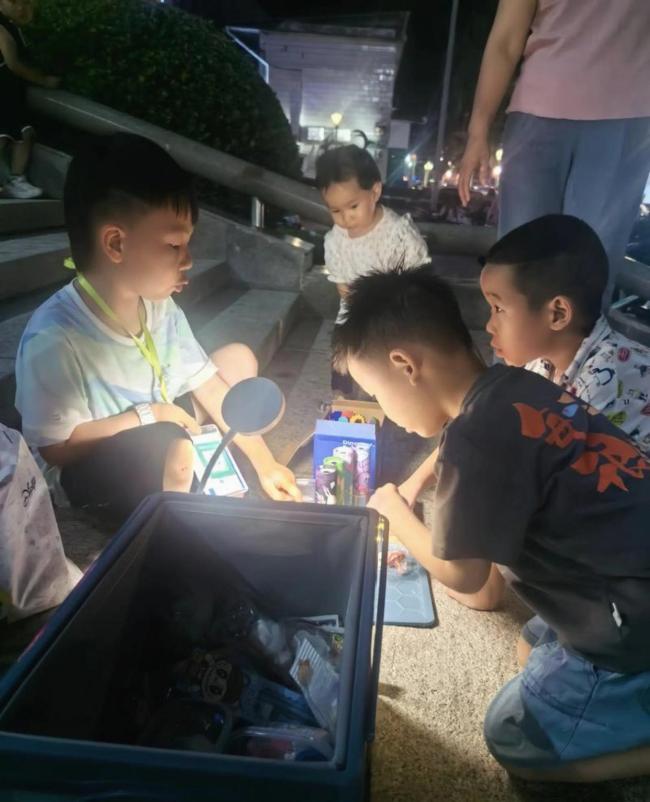 7岁男孩帮爷爷卖瓜1秒套袋 孝心感动路人