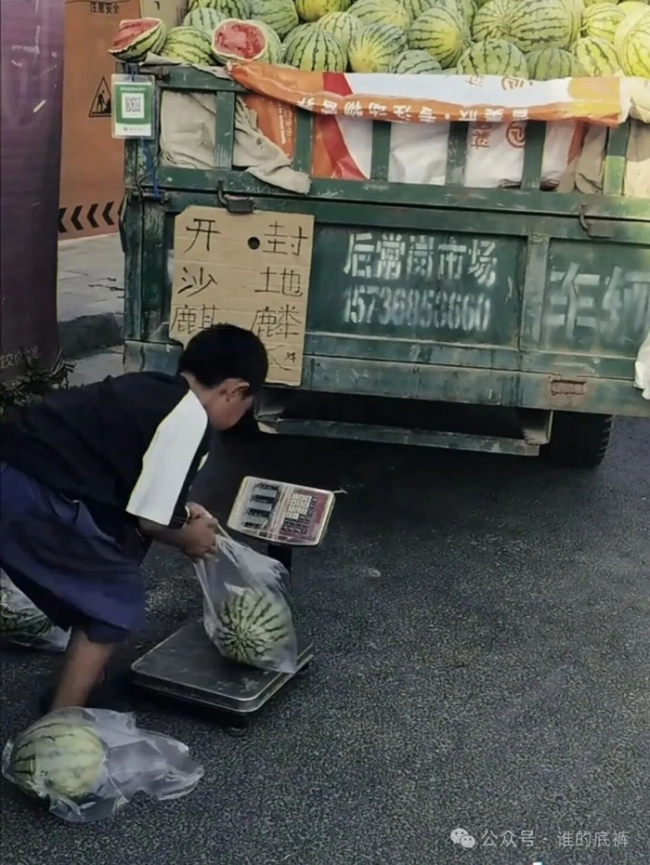 男孩帮爷爷卖西瓜秒套袋让人称奇 1秒绝活背后的辛酸