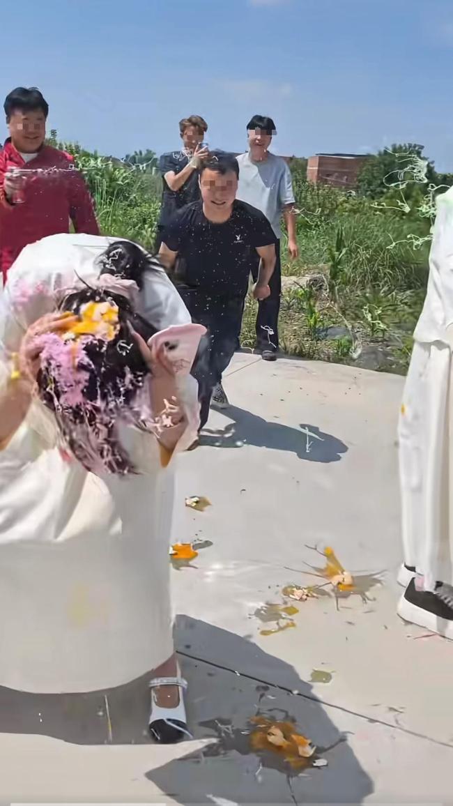 婚礼现场伴娘被砸生鸡蛋 警方介入 婚闹习俗引争议