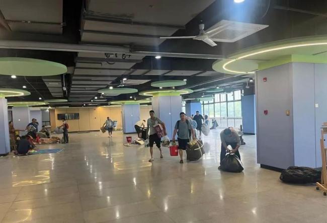 工人撤离台风安置点自觉带走垃圾 文明素养展现