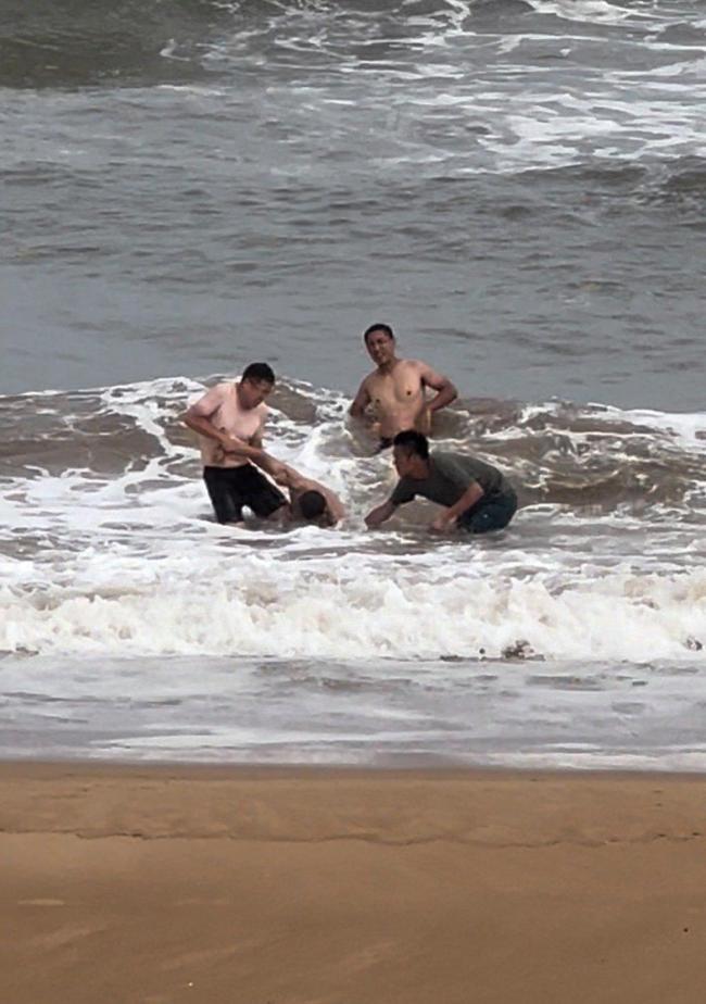游客溺水男子下海施救