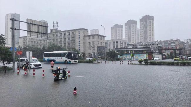 台风巴威北上 直击沈阳暴雨 多地停课停工应对