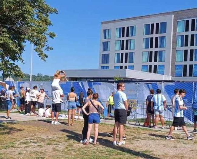 国际足联闹乌龙记者扑空发布会 烈日下阿根廷女球迷苦等球队