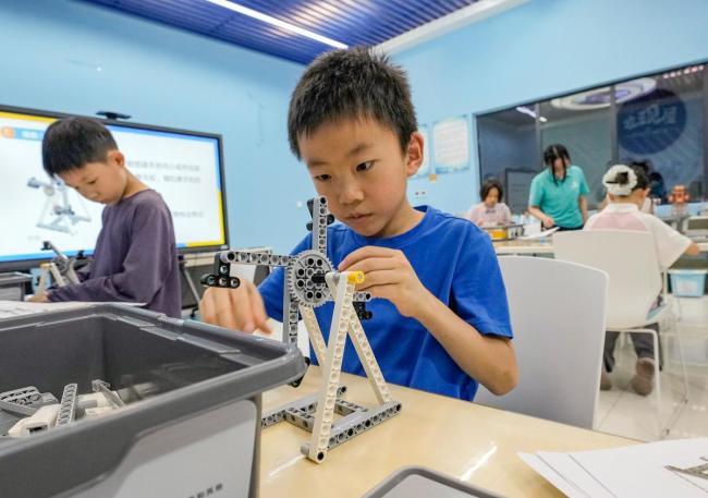 武汉高温 科技馆里觅清凉 酷暑中的科学盛宴