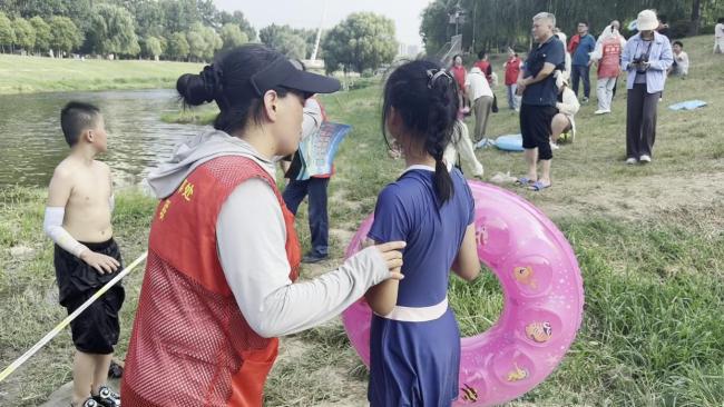 排污口成戏水地 志愿者：这是冲马桶水 家长不知情仍带孩子戏水