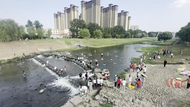 排污口成戏水地 志愿者：这是冲马桶水 家长不知情仍带孩子戏水