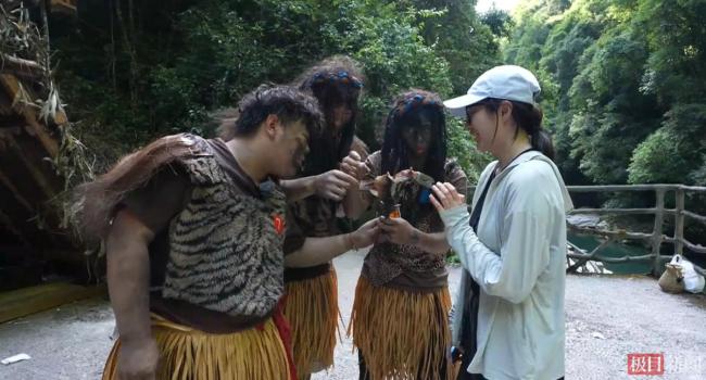 景区招募的野人被游客投喂到撑 互动成亮点